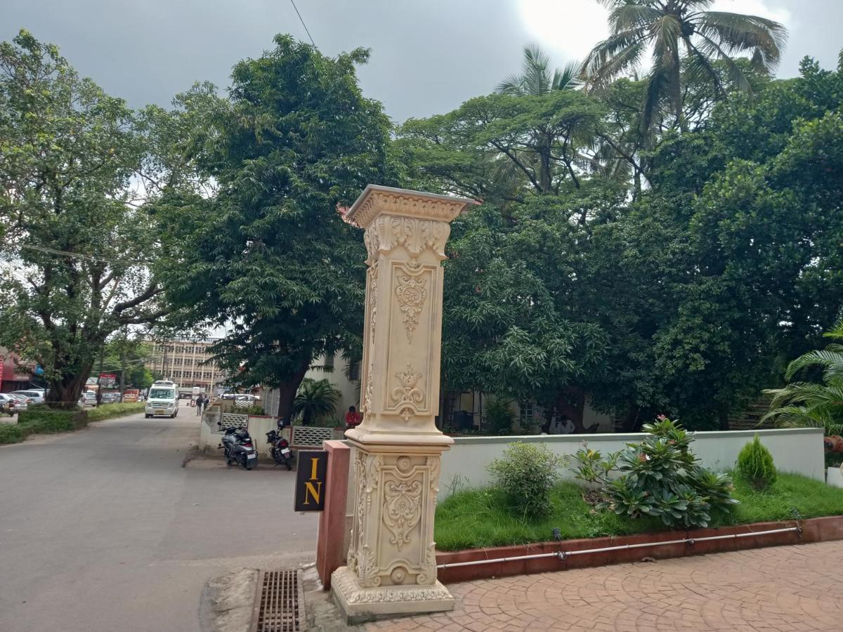 Hotel Madhuvan Serai Manipal Exteriör bild