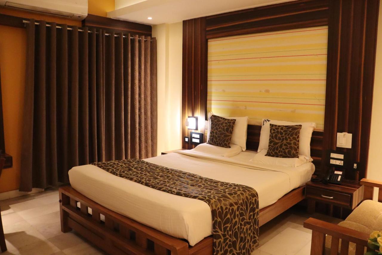 Hotel Madhuvan Serai Manipal Exteriör bild