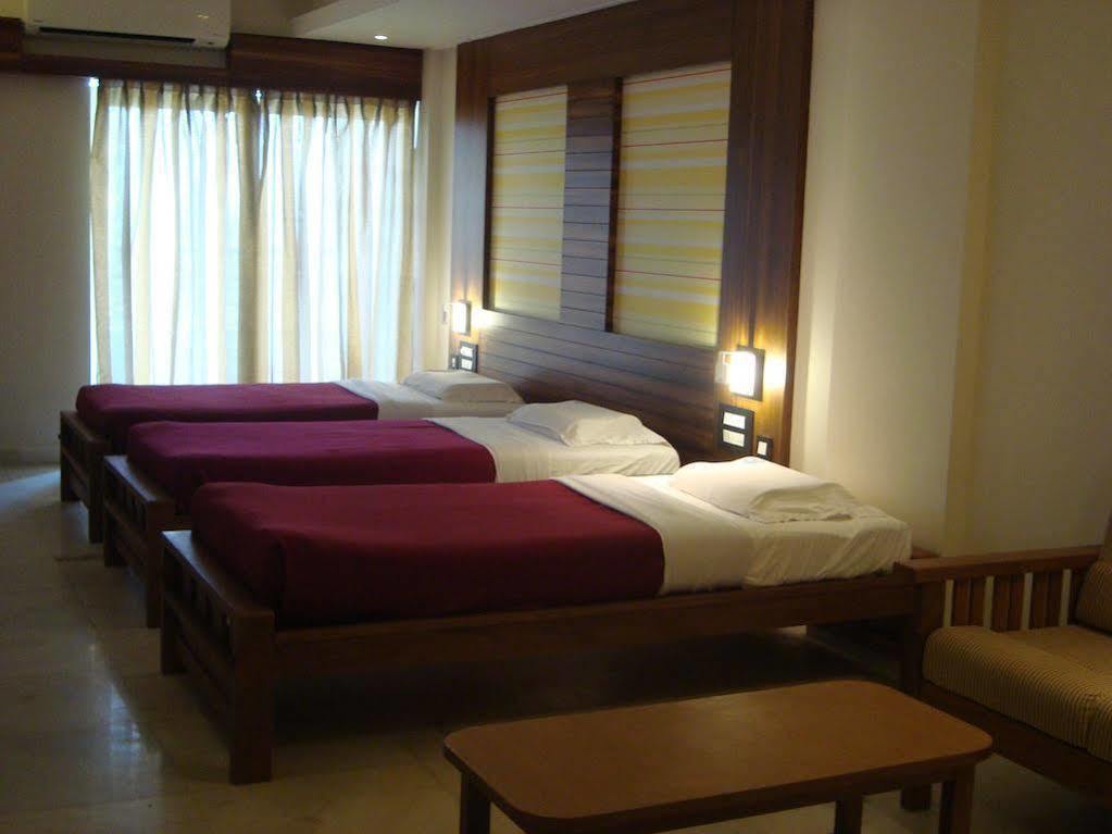 Hotel Madhuvan Serai Manipal Exteriör bild