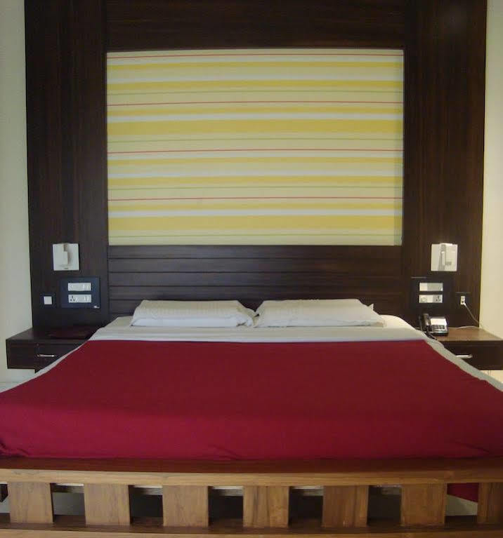 Hotel Madhuvan Serai Manipal Exteriör bild
