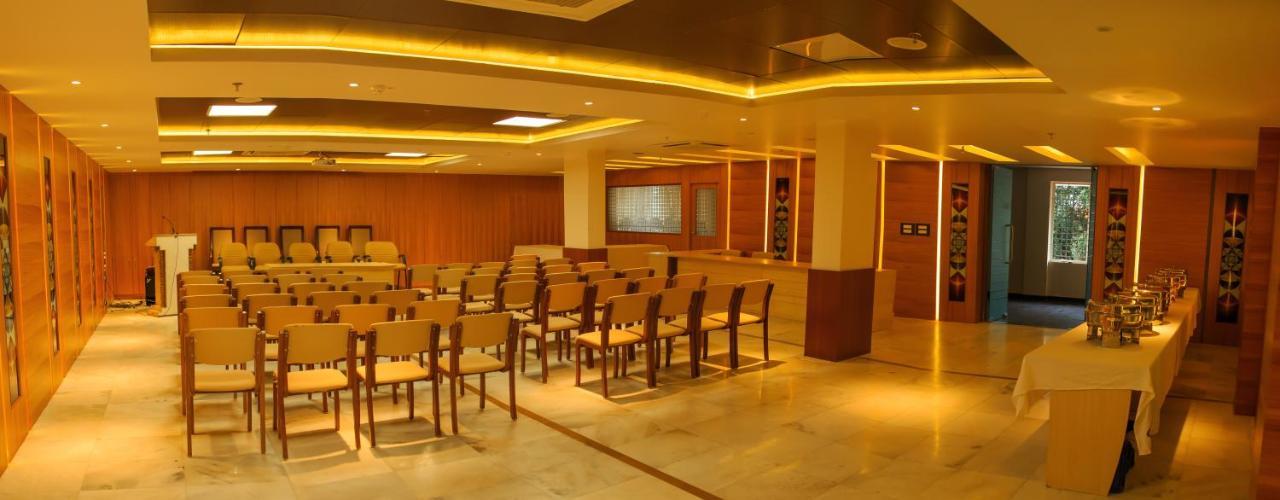 Hotel Madhuvan Serai Manipal Exteriör bild